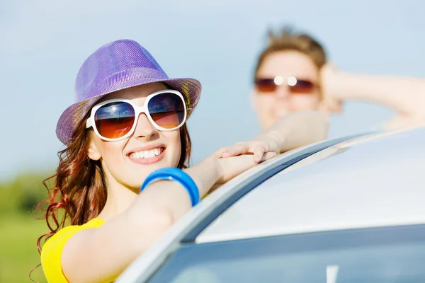 Couple near car — Stock Photo, Image