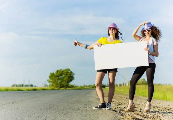 Twee meisjes met banner Stockfoto