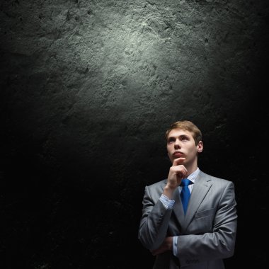 bir fikir üzerinde düşünüyorum