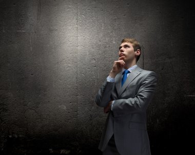 bir fikir üzerinde düşünüyorum