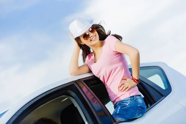 Vrouw in auto — Stockfoto