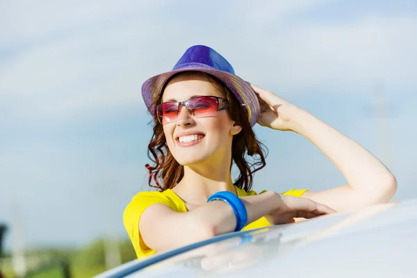 Vrouw in auto — Stockfoto