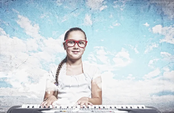 Écolière avec piano — Photo