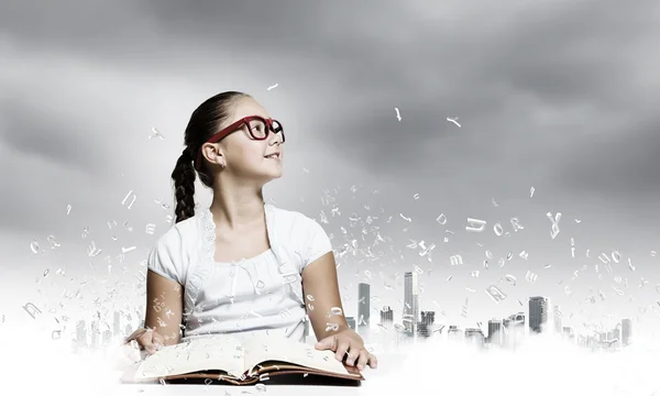 Girl reading book — Stock Photo, Image