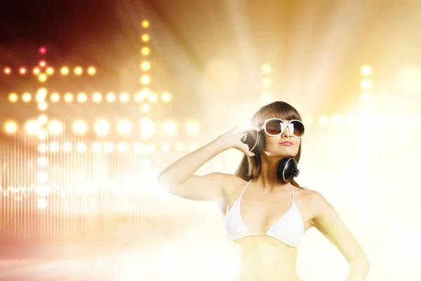 Menina em fones de ouvido — Fotografia de Stock