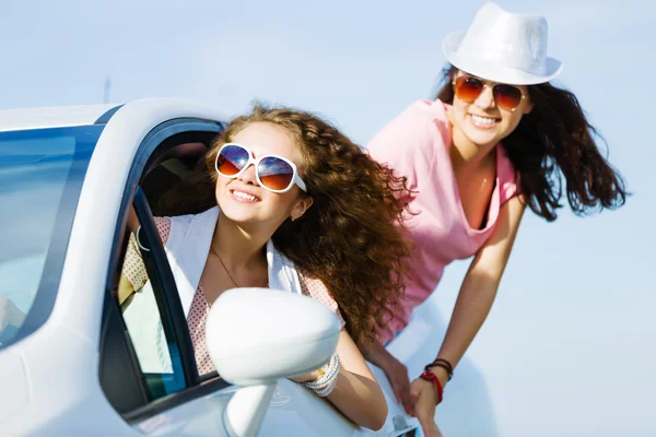 Frauen im Auto — Stockfoto