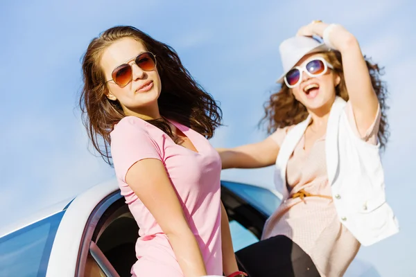 Frauen im Auto — Stockfoto