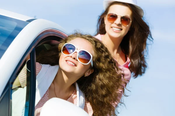 Frauen im Auto — Stockfoto