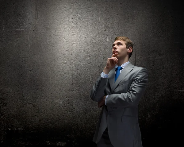 bir fikir üzerinde düşünüyorum