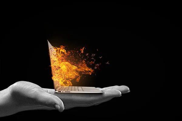 Menschliche Hand hält brennenden Laptop auf Handfläche — Stockbild Computerprobleme — Stockfoto