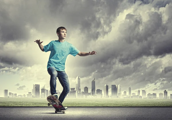 Teenager on skateboard — Stock Photo, Image