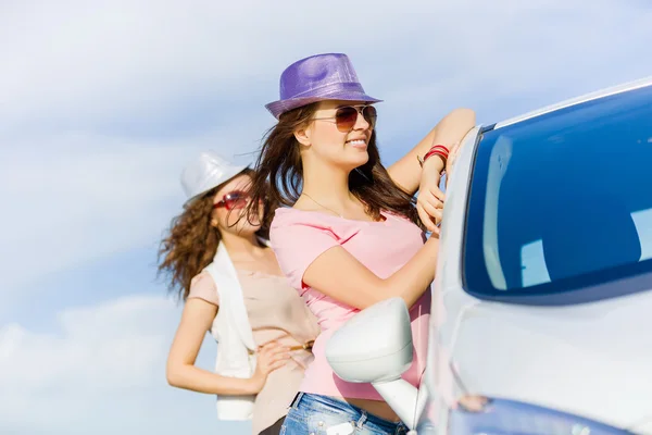 Mujeres cerca de coche — Foto de Stock