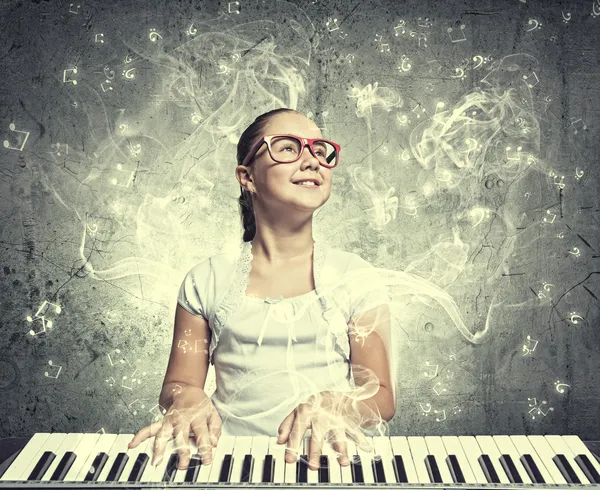 Schülerin mit Klavier — Stockfoto