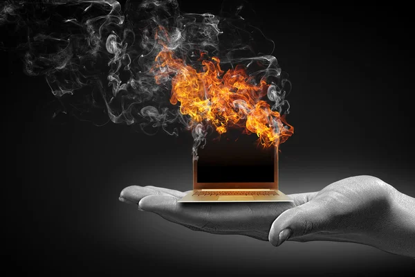 Menschliche Hand hält brennenden Laptop auf Handfläche — Stockbild Computerprobleme — Stockfoto