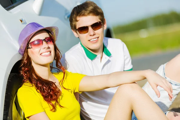 Casal perto de carro — Fotografia de Stock