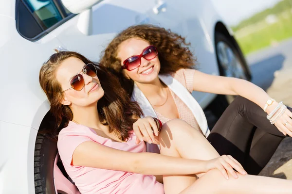 Mujeres cerca de coche —  Fotos de Stock