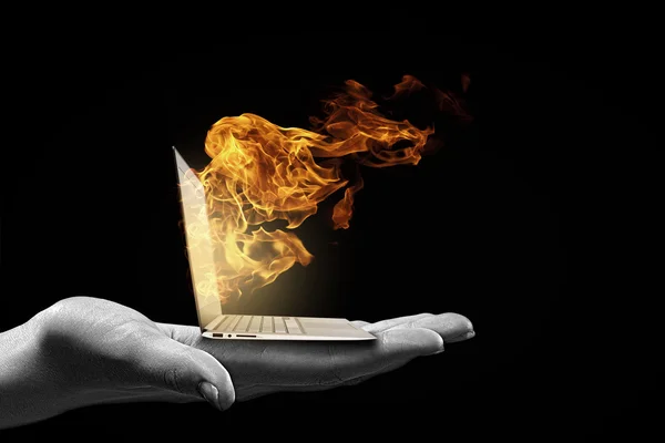 Menschliche Hand hält brennenden Laptop auf Handfläche — Stockbild Computerprobleme — Stockfoto