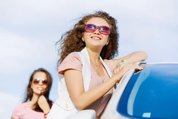 Frauen in der Nähe von Auto — Stockfoto