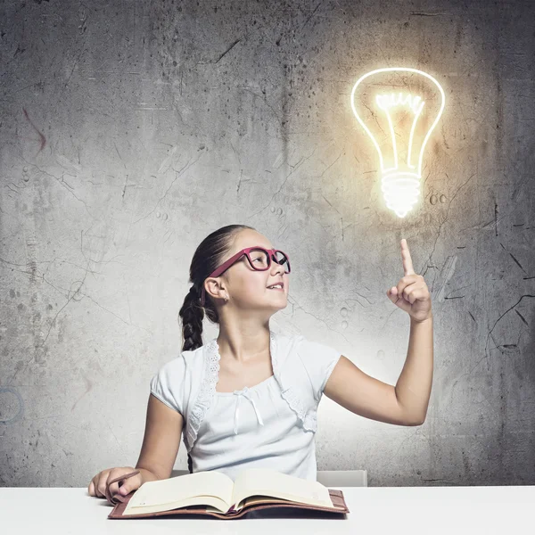 Girl reading book — Stock Photo, Image