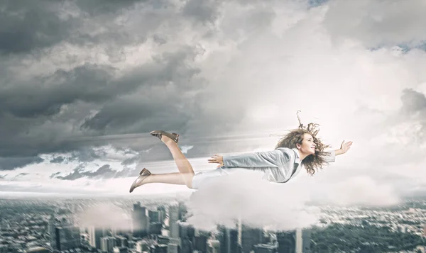 Flygande superwoman — Stockfoto