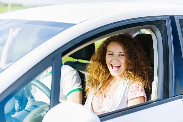 Autorijdende vrouw — Stockfoto