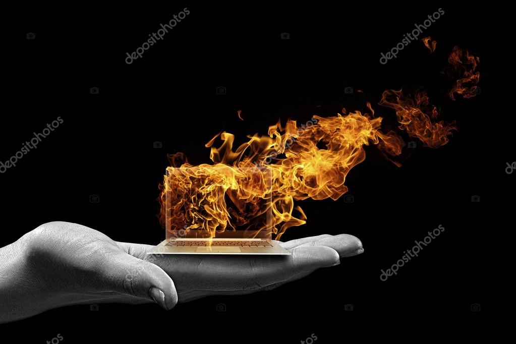 Herunterladen - Menschliche Hand hält brennenden Laptop auf Handfläche — Stockbild Computerprobleme — Stockfoto