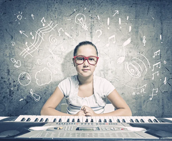 Escuela chica con piano —  Fotos de Stock