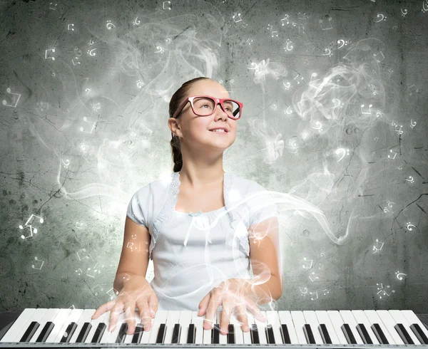 Écolière avec piano — Photo