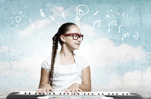 Escola menina com piano — Fotografia de Stock