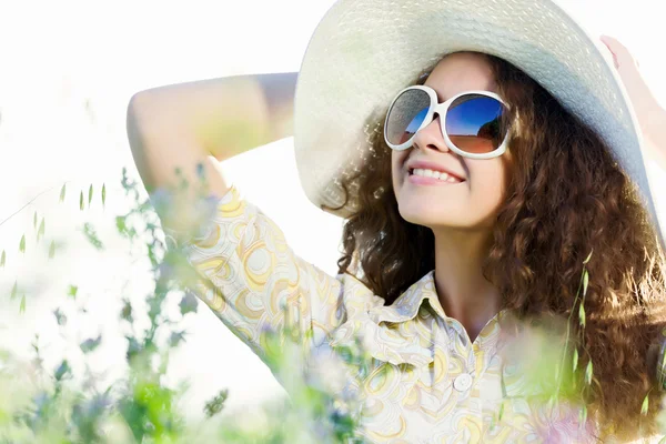 Mädchen mit Hut — Stockfoto