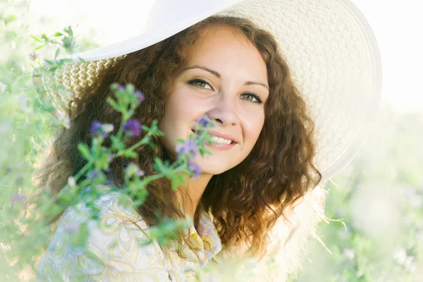 Meisje in hoed — Stockfoto