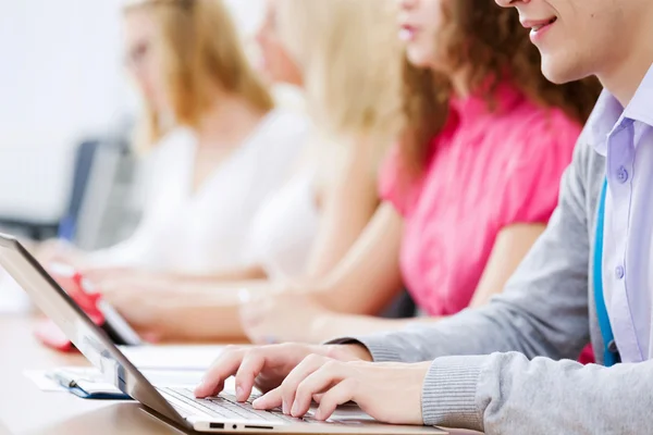 Studenten op college — Stockfoto