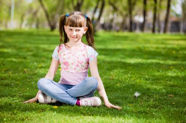 Parktaki küçük kız.