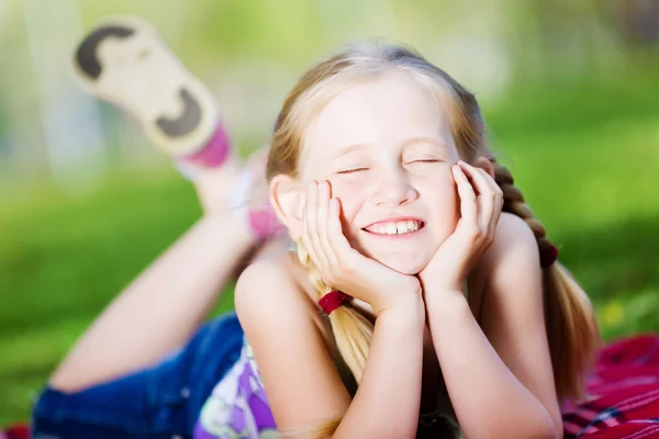 Menina no parque — Fotografia de Stock