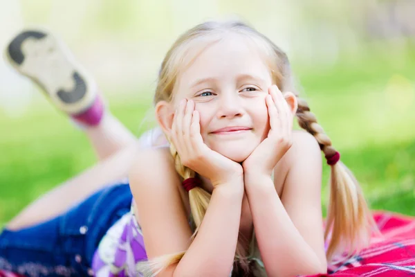 Little girl in park — Stock Photo, Image