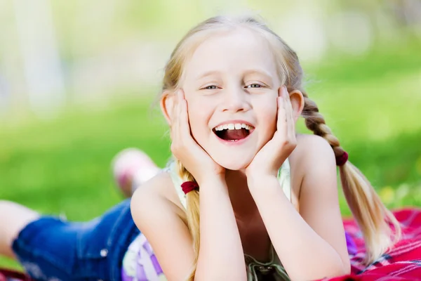 Kleines Mädchen im Park — Stockfoto