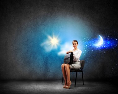 iş kadını sandalyede