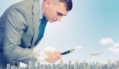 Büyüteç'te görünen adam