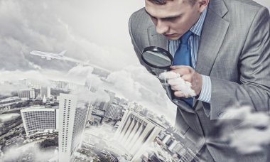 Büyüteç'te görünen adam