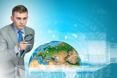 Büyüteç'te görünen adam