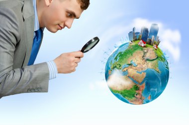 Büyüteç'te görünen adam