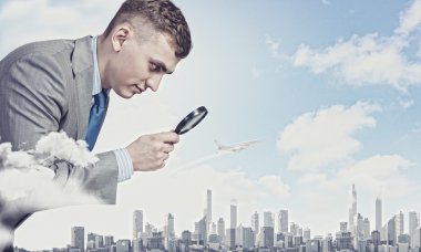 Büyüteç'te görünen adam