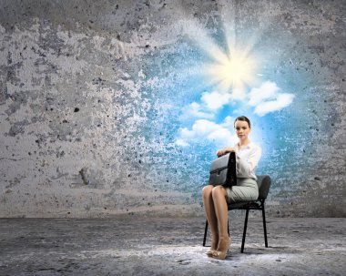 iş kadını sandalyede