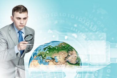 Büyüteç'te görünen adam