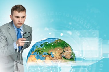 Büyüteç'te görünen adam