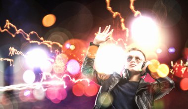 Kulaklık takmış rock müzisyeni