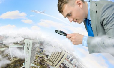 Büyüteç'te görünen adam