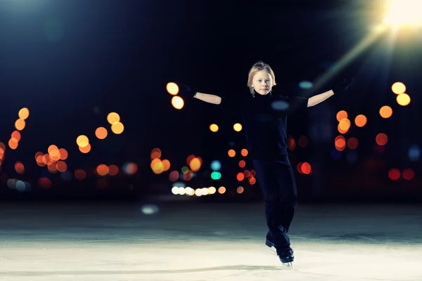 Jeune garçon patinage artistique — Photo