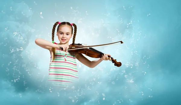 Menina tocando violino — Fotografia de Stock