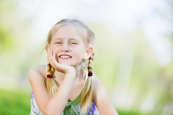 Kleines Mädchen im Park — Stockfoto